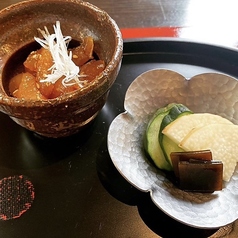 ご飯のお供に天然鯛の胡麻醤油漬けと香の物