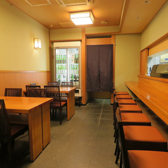 【静かな2階のテーブル席】2階には4名様用のテーブル席が2卓あり、プライベート感を大切にした空間です。静かな環境で、落ち着いてお食事を楽しむことができます。大切な人との特別な時間を、心ゆくまでお過ごしください。