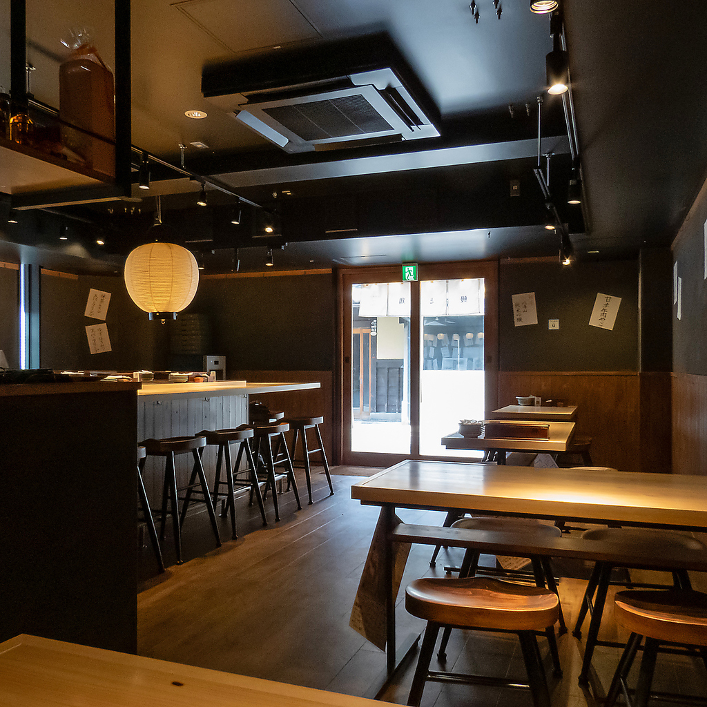 お洒落な店内には、お一人様やデートに最適なカウンター席と、宴会にも利用できるテーブル席を完備！