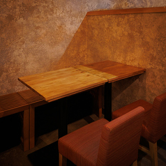 《少人数様向けテーブル席》【2名様から4名様】広々としたテーブル席でお食事をお楽しみください。デートなどに最適のお席です。※写真イメージは横浜店となります。