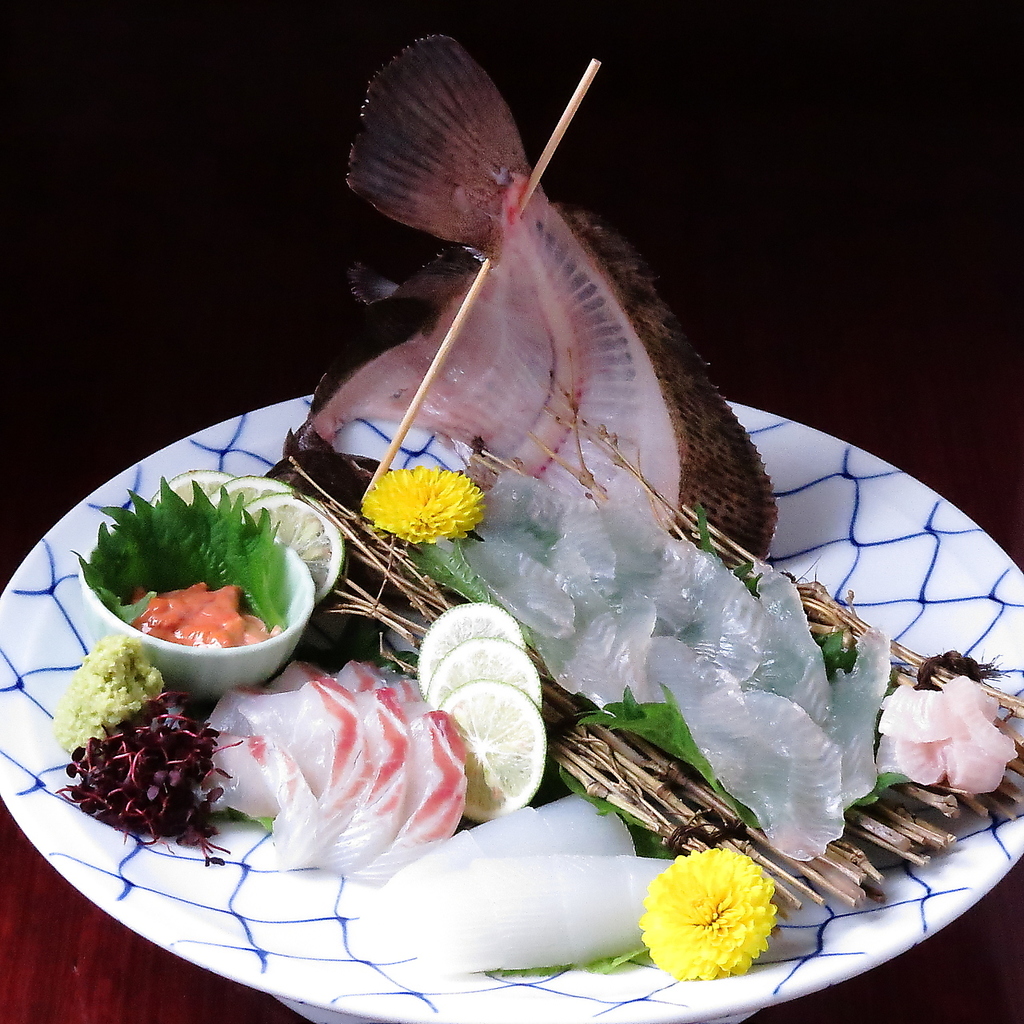 厳選された海の幸を味わえる刺身盛り合わせ！本マグロ・鯛・ヒラメ・ハリイカ が乗って900円(税込)！