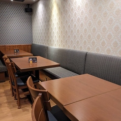 使い勝手の良い4名様用テーブル席は、同僚とのランチや少人数の飲み会に最適です♪広めのテーブル面で、品数の多いセットメニューやシェア料理もゆったりと並べられます◎明るく清潔感のあるお席で、スパイス香る本格料理を堪能してください♪カジュアルな接待や、ご友人とのお集まりにもぜひご利用ください◎