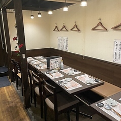 和気あいあいと飲める4名用テーブル席