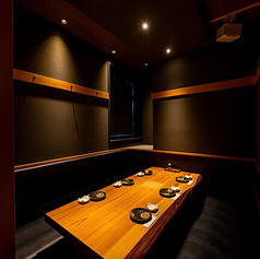 お店の一番奥に個室席をご用意しております。なお、金曜日と土曜日はお席の指定ができませんので、予めご了承ください。プライベート空間のあるお席でゆったりとお過ごしいただけます。