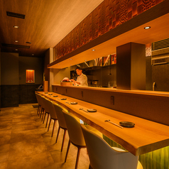 おひとりさまにも、デートシーンや仲間内との飲み会にも。広々としたカウンター席