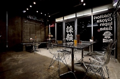 テーブル席ございます・2名席 x 3・4名席 x 1全て結合可能ですので3名様や6名様、10名様前後の団体様もご案内可能となっております。