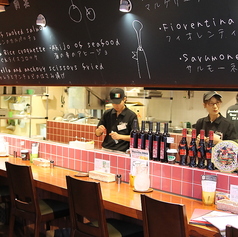 お仕事帰りや自分へのご褒美ランチに最適。あえてキッチンが見えない設計のカウンター席は、周囲の視線を気にせず、目の前のお料理と向き合えるプライベート空間です。木の温もりに包まれながら、自慢の生パスタや自家焙煎コーヒーをゆっくりと堪能。誰にも邪魔されない至福のひとときを、心ゆくまでお楽しみください。