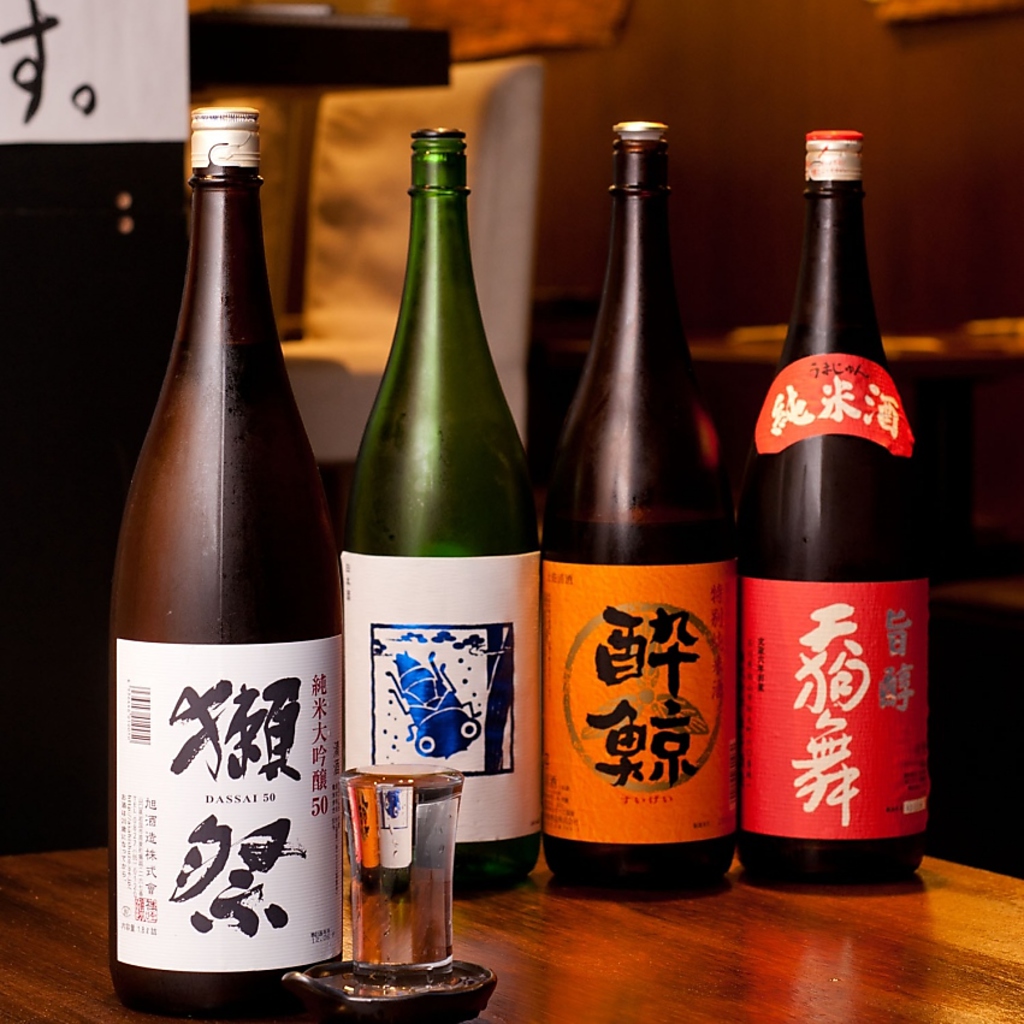 お酒の種類も豊富にそろえております。日本酒以外でもお客様のお好きなカクテルもお作りします！