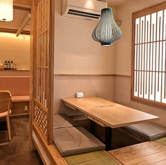 小さなお子様連れのお客様にも安心してご利用いただけるお座敷席がございます。足を伸ばしてくつろぎながら、ごゆっくりとお食事をお楽しみいただけます。ご家族やグループでのご利用にも最適です。