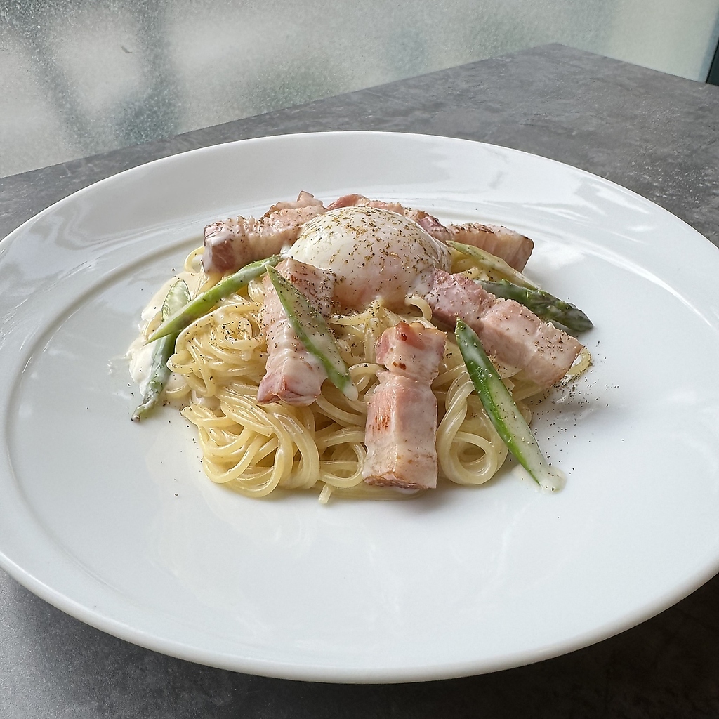 創業以来のベストセラーメニュー！ふわとろ半熟卵のクリーミーカルボナーラは、濃厚な味わいが人気♪