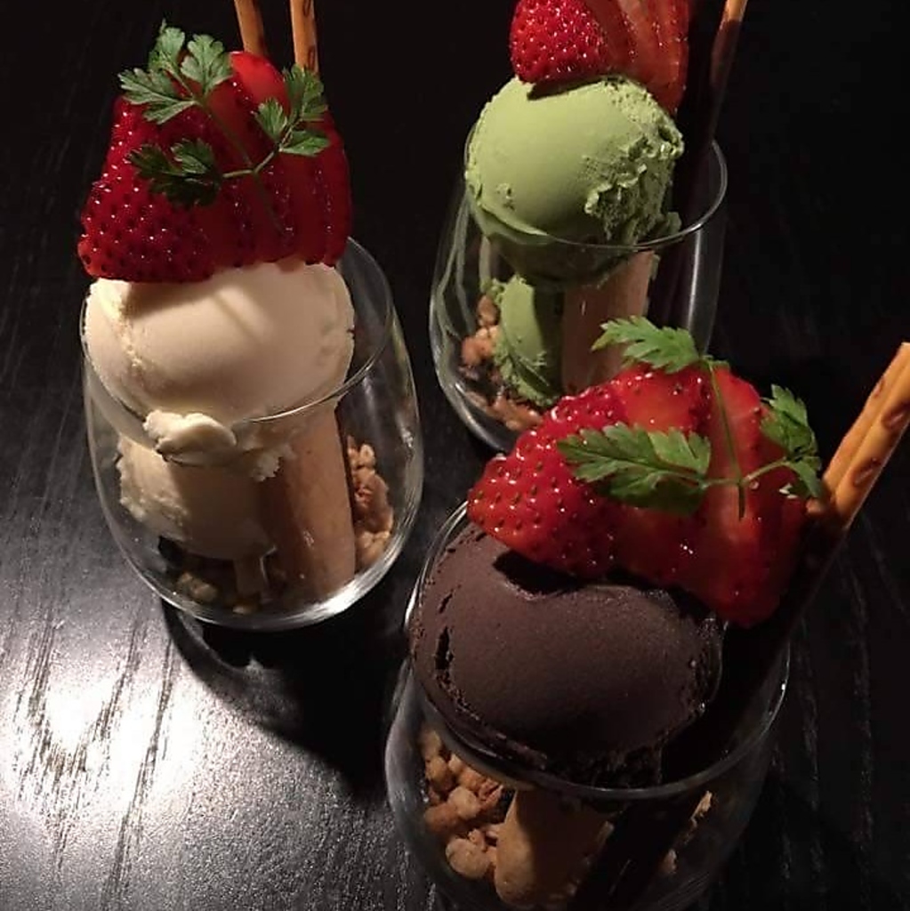 イチゴの時期限定てパフェに幻の清水イチゴを添えています！