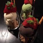 イチゴの時期限定てパフェに幻の清水イチゴを添えています！