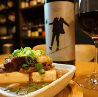 豊富なドリンクと会話が弾む居心地の良い空間