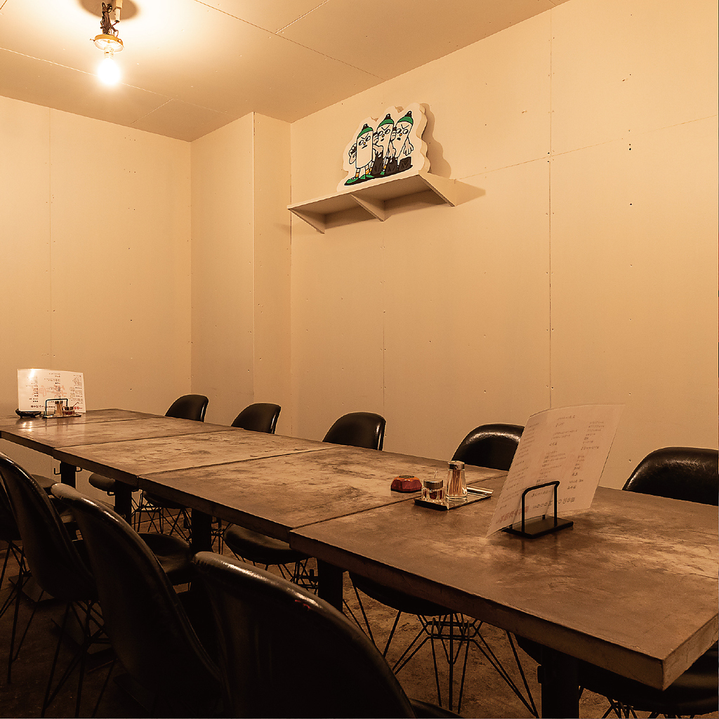 最大10名様までご案内できる個室をご用意。他のお客様を気にせず、仲間だけで素敵なお時間をどうぞ。