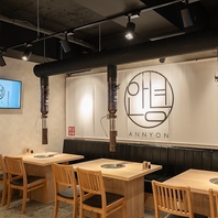 デートや女子会に◎広々としたテーブル席で楽しい時間を