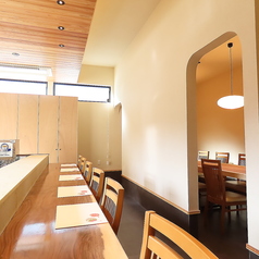 6名様以上のプレミアム会席コースか宴会コースのご予約で貸切も可能です！カウンター席なら最大7名まで、テーブル席なら最大12名まで可能です。プライベート空間としてごゆっくりお過ごしください。※宴会コースはテーブル席のみとなります。