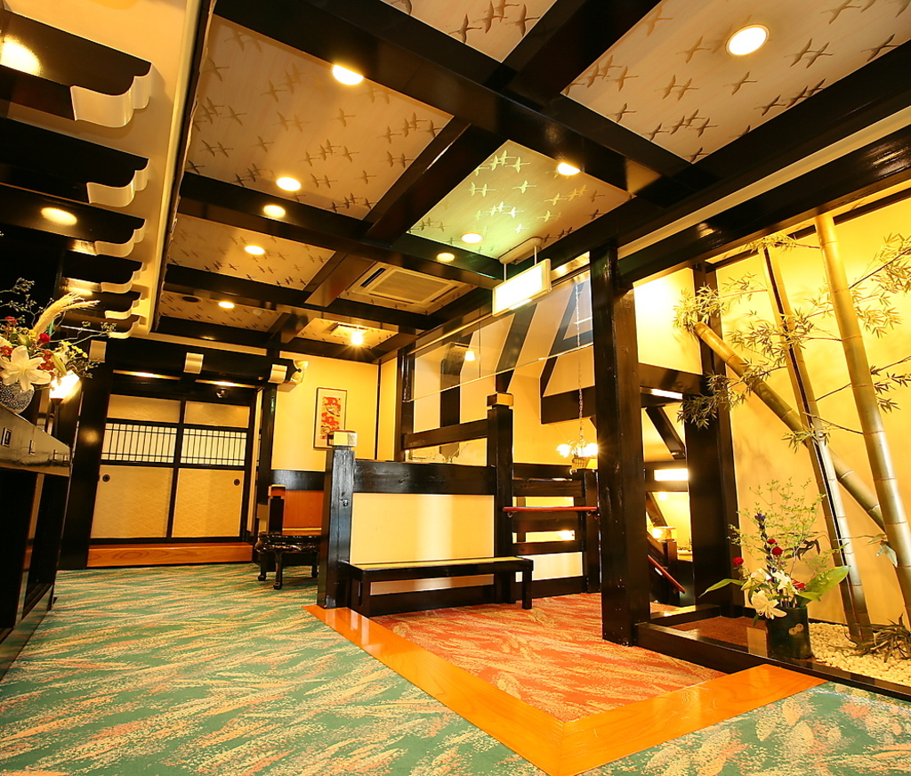 合掌造りのお城のようなお店です。