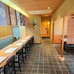 カウンター：7席。ここでは料理教室も行っております。上部には四季を帯のタペストリーで表現。御来店の御客様の話の種にも。