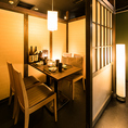 ［2～4名様］程よい囲まれ感で周りを気にせず、デートや接待、女子会にも最適。料理とお酒をゆっくり味わえるよう、テーブル間や動線にも配慮し、心地良いおこもり空間となっております。
