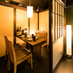 ［2～4名様］程よい囲まれ感で周りを気にせず、デートや接待、女子会にも最適。料理とお酒をゆっくり味わえるよう、テーブル間や動線にも配慮し、心地良いおこもり空間となっております。