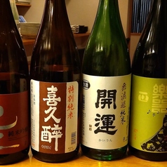 串焼きの味を引き立てる厳選日本酒で、至福のひとときを