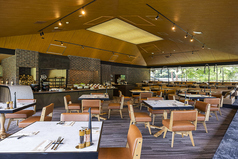 テーブル席74席