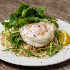 【BRIDGEの新名物】BRIDGE特製焼きそばに提供時限定でパクチー乗せ放題★1400円◎の写真