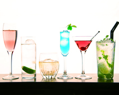 珍しいカクテルも飲み放題に!