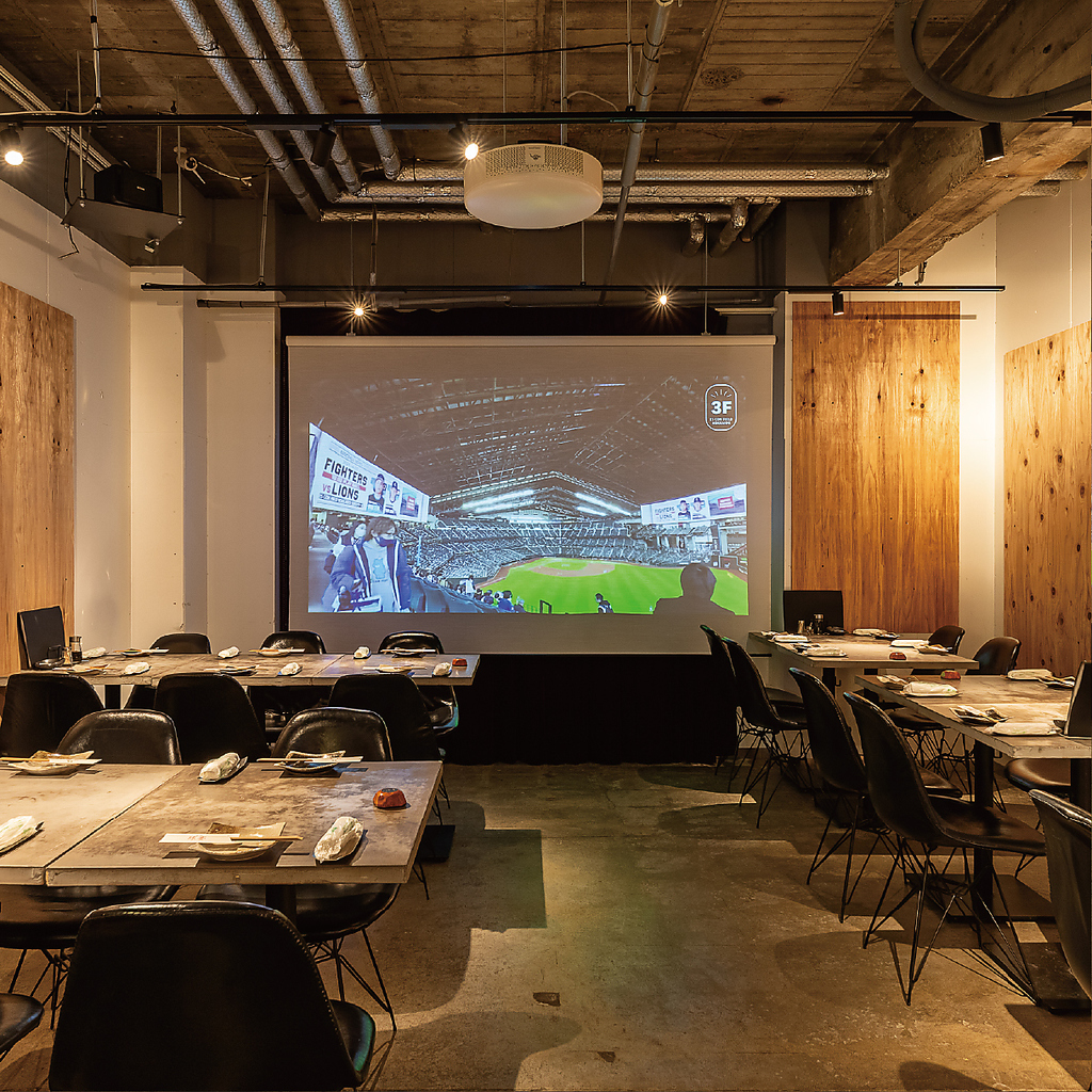 おしゃれな空間で、お一人様でも寛げるカウンター席を完備。少人数から団体まで貸切のご相談もOK！