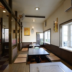 広々とした座敷スペースになっております。会社宴会にも最適です。コース料理も様々なバリエーションでご用意しておりますのでぜひご利用下さい♪