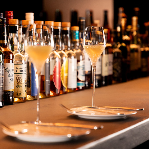 多彩に揃うウイスキーと自慢の一品の数々を落ち着いたシックな空間でお愉しみください