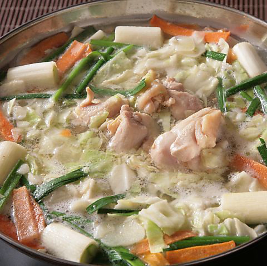 特製うるめだしと野菜たっぷりの名物鶏鍋!!秘伝の特製スープをお楽しみください！