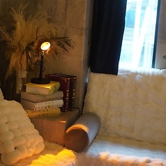 店内には様々なタイプのソファー席をご用意しており、お客様の用途や人数に合わせてお選びいただけます。広々としたソファーで足を伸ばしたり、友人と向かい合って語り合ったり、思い思いの時間を過ごせます◎中にはテーブルの上に暖炉があるお席もございますので、ぜひお声がけください！