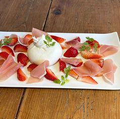 生ハムと季節フルーツの ブッラータチーズ