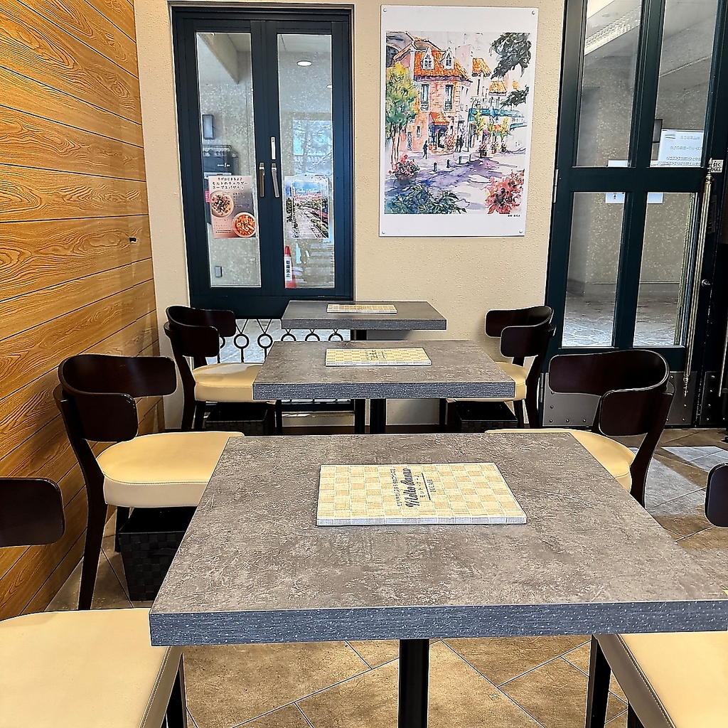 落ち着いた色合いのテーブルの並ぶ店内は、シックでありながらも温かみのある空間が広がっています。