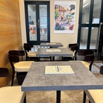 落ち着いた色合いのテーブルの並ぶ店内は、シックでありながらも温かみのある空間が広がっています。