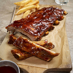 甘辛BBQソースをたっぷり塗ったベビーバック・リブなどお店自慢の料理を心ゆくまでお楽しみください