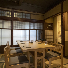 【接待や特別なシーンに】ご宴会や接待、大切な場面でのお食事にもご利用いただけます。室内には床の間があり、広々とご利用いただけるのはもちろん、京都の風情を感じていただけます。