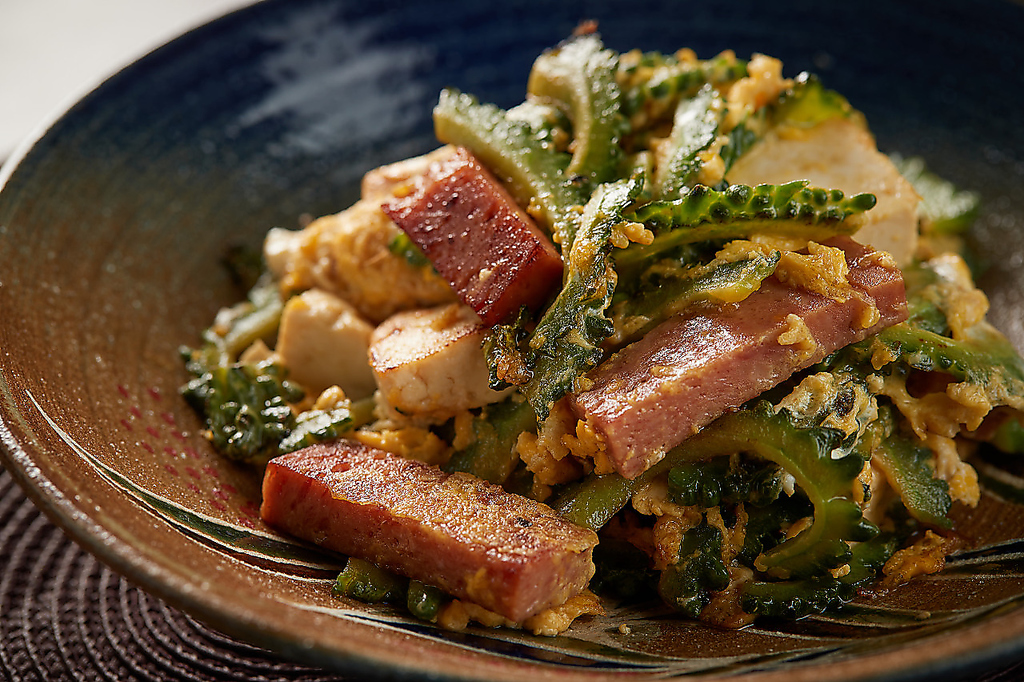 ゴーヤ、ポーク、トーフ、卵。シンプルですが、これが僕たちの実家で食べてたゴーヤチャンプルー！