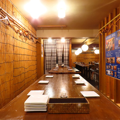 【1F】テーブルを繋げて最大24名様までOK。一体感のある大人数での宴会や、ミーティング後の会食にぴったりです。