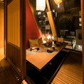 ［2～4名様］大きな窓からの景色が開放感を添えつつ、扉で周りの視線をしっかりカット。デートや記念日、気の合う仲間との語らいに最適。おこもり空間で味を伸ばしてゆったりくつろげます。