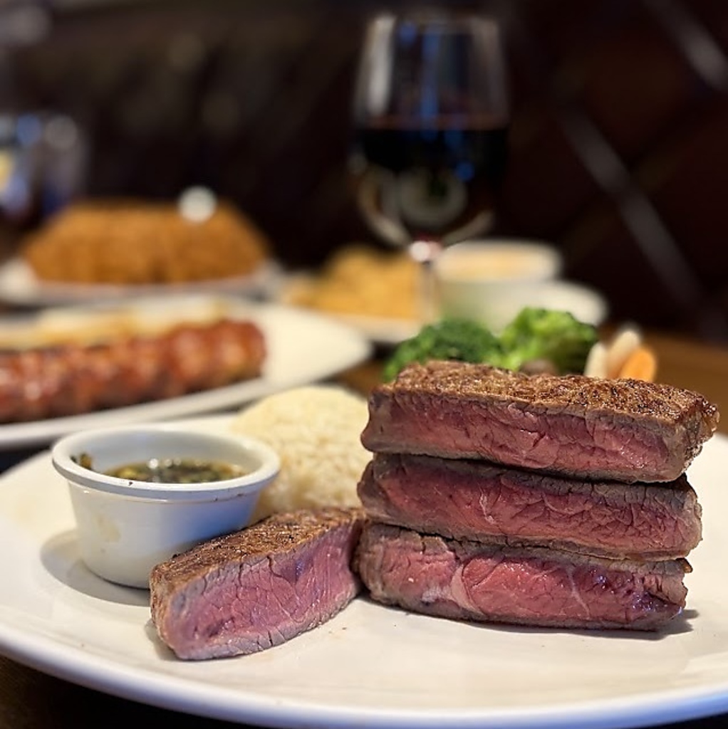 米国産と豪州産の牛肉を使用したステーキはボリューム満点！噛むごとにお肉本来の旨みが楽しめます◎