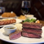 米国産と豪州産の牛肉を使用したステーキはボリューム満点！噛むごとにお肉本来の旨みが楽しめます◎
