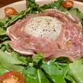 料理メニュー写真&nbsp;北海道産モッツァレラ　桃と生ハムのカプレーゼ