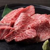 【芝浦市場直送×熟練肉職人のセンス光る繊細な包丁捌き】当店のお肉は全て芝浦食肉市場より直送。国産黒毛和牛の中でも「A4ランク雌牛」のみにこだわり。美しいサシ、もたれない脂、旨みが濃くお肉本来の味を愉しめる赤身が特徴。目利きの敏腕バイヤーが様々な産地、品種の中から厳選。