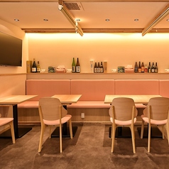 店内には、ゆったりと落ち着けるテーブル席をご用意しております。ご家族やご友人との食事、デートなど、様々なシーンでご利用いただけます。手作りの温かいお料理を囲んで、心ゆくまでお寛ぎください♪