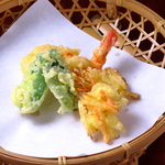 サクサクの天ぷらも当店の魅力です♪大エビ天ぷら、 鯛と大葉の天ぷらなど超絶品の天ぷらがズラリ！