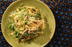 蒸し鶏とりんごのサラダ エスニッククミンドレッシング