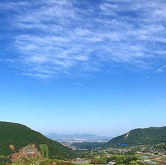 阿蘇の山並みを眺めながら、パワーチャージが出来るテラス席。山の新鮮な空気を胸いっぱいに吸い込んで深呼吸。食材だけでなく、空気まで味わえるテラス席です。