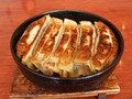 料理メニュー写真 名物鉄なべ餃子